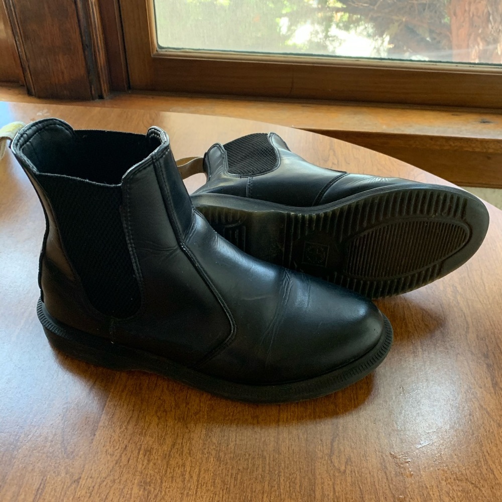 Vegan leather women’s Drz Martens black chelsea boot. Size 7
